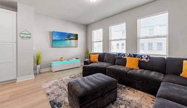 Luxurious 3BR Townhome King Bed 10 mins to Uptown