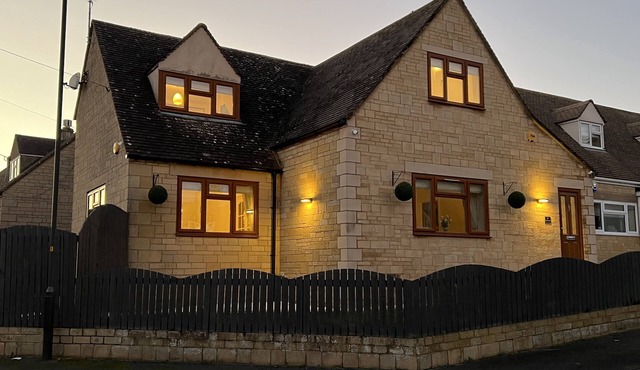 Luxurious 4 Bed house with Hot Tub in the Cotswolds!