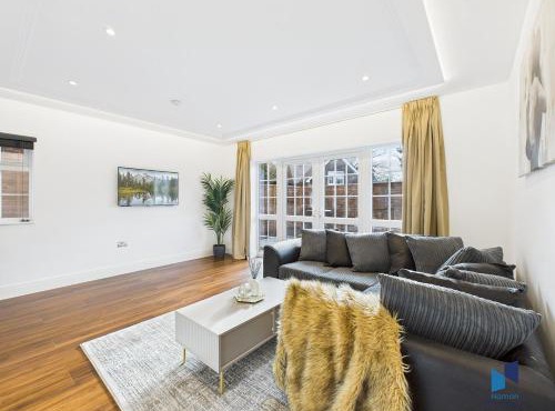 Luxurious 4-Bed Home, Sleeps 12, Free Parking