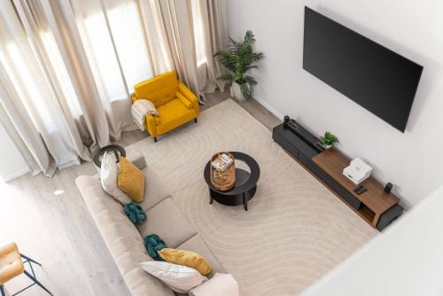 Luxurious 4-Bed Home with Pool Table & Nearby Pool