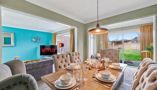 Luxurious 4 bed house Maidstone Home with parking