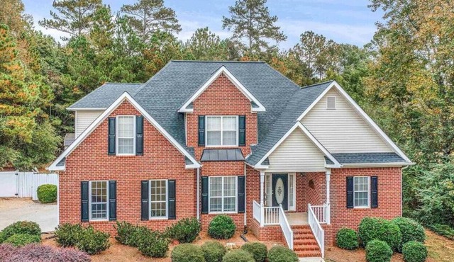 Luxurious 4-Bed w/Pool: Prime Location & Comfort