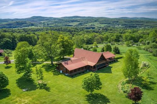 Luxurious 4-Bedroom Log cabin sleeps 13 close to Cooperstown, NY