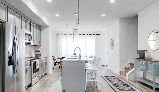 Luxurious 4 Bedroom Vacation Getaway with Garage, Pool & Putting Green