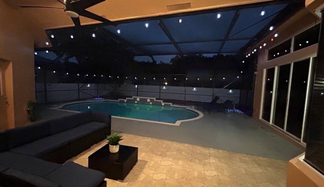 Luxurious 4-bedroom house with game room and pool deck in Coral Springs