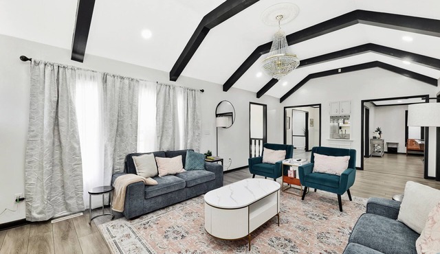 Luxurious 4-Bedroom/5 bed/3.5 bathroom/pool table/located 2 miles from East Mall