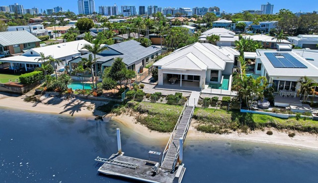 Luxurious 4 bedroom waterfront home pet friendly near Ocean