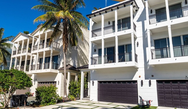 Luxurious 4 Bedroom Beach Villa steps from Hollywood Beach