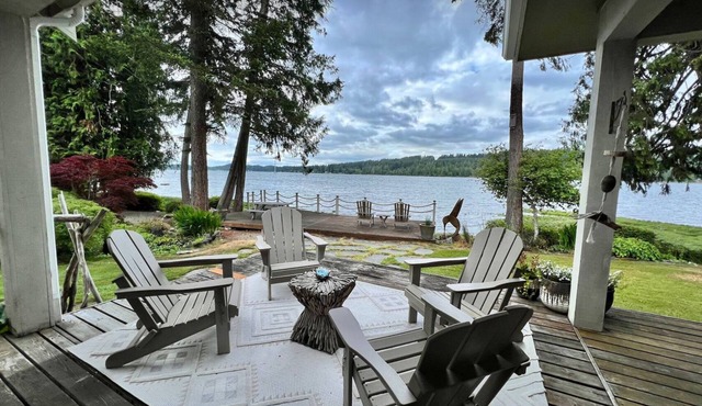 Luxurious 4-bedroom beachfront home with AC, gym and sport court in Belfair