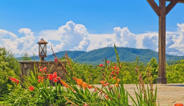 Luxurious 4-bedroom farmhouse nestled in the beautiful mountains of Marble, NC