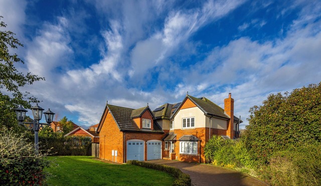 Luxurious 4-Bedroom Detached Home Just Steps from the Beach –Best Coastal Living