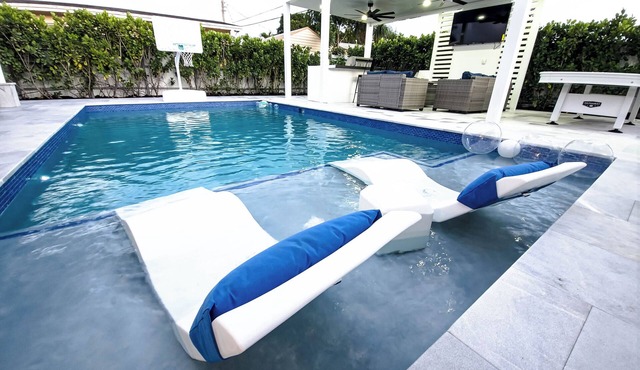 Luxurious 4-bedroom house close to HARD ROCK CASINO