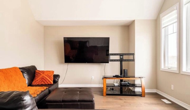 Luxurious 4-bedroom home with Elegant Finishes in Thorold