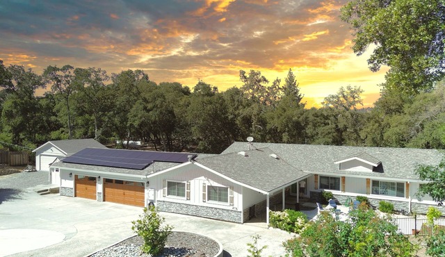 Luxurious 4-bedroom house on 4.4 acres in delightful Auburn