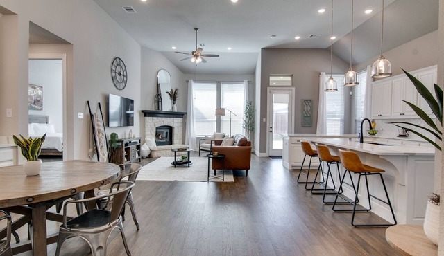 Luxurious 4-bedroom house with media room in charming Haslet