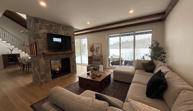 Luxurious 4 Bedroom Lakehouse, Ski, Outdoor, Double sided Fireplace