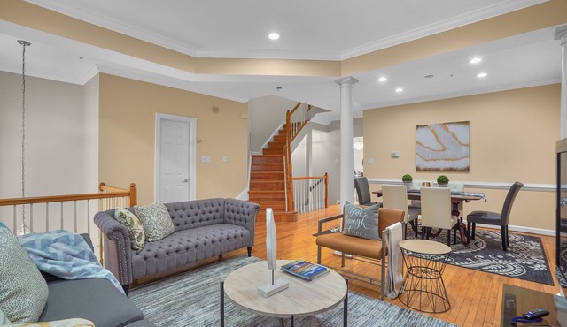 Luxurious 4 Bedroom Townhome Close to DC Metro Area