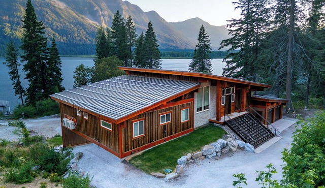 Luxurious 4-bedroom house with a Hot Tub & game room in enchanting LK Wenatchee