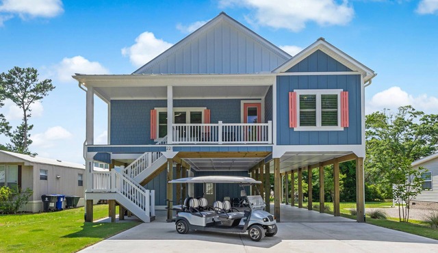 Luxurious 4-Bedroom Dog-Friendly Retreat in Oak Island w/6 Seater Golf Cart & 7 Person hot tub