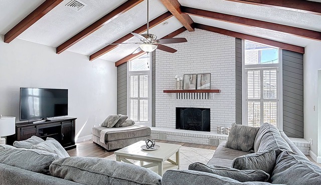 Luxurious 4 Bedroom Home on Taxiway in Spruce Creek Fly-in, 6 miles to beach!