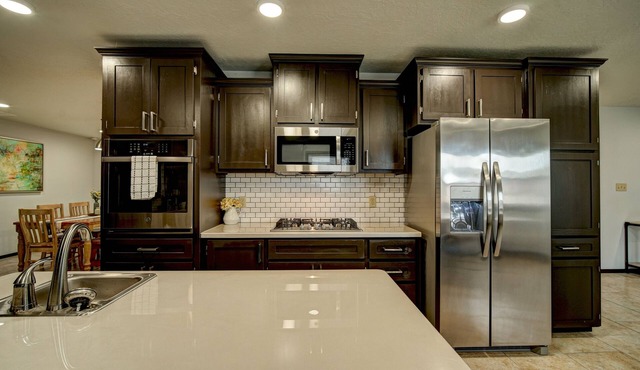 Luxurious 4-bedroom w/pool table & outdoor bar