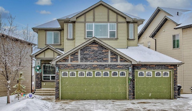 Luxurious 4 BR Home close to amenities in NW - Minutes to DT, Airport, Stampede