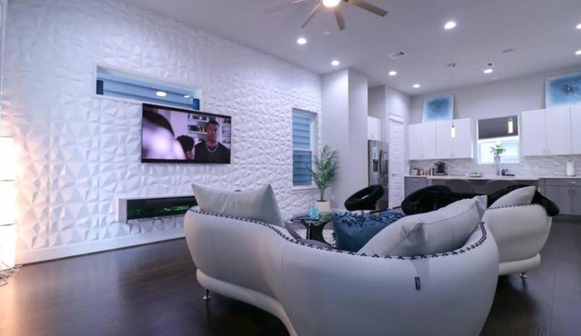 Luxurious 4 Story Rooftop Townhouse-Near Medical Center&NRG stadium.