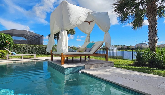Luxurious 4100 SqFt. 5BR Poolside Home with Heated pool, 6 Beds, 12 Sleeps.
