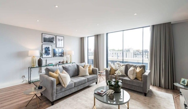 Luxurious 4BD Duplex Apartment in Earls Court with Terrace!