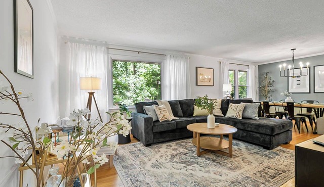 Luxurious 4BD near Downtown and RDU, with sunroom, theatre, games, & more!