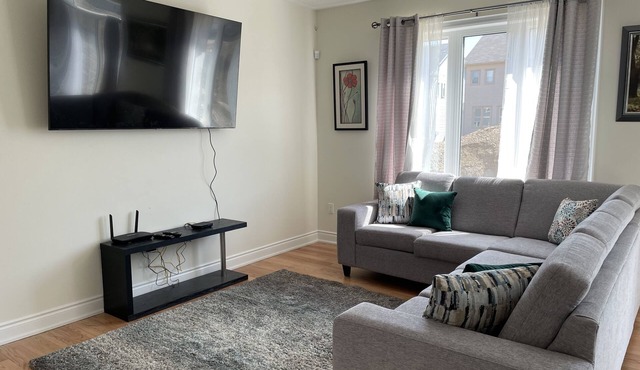 Luxurious 4bdrm family home in the Kawartha Region close to great hiking trails