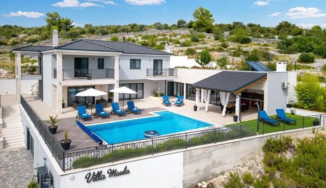 Luxurious 4bedroom Villa Maula