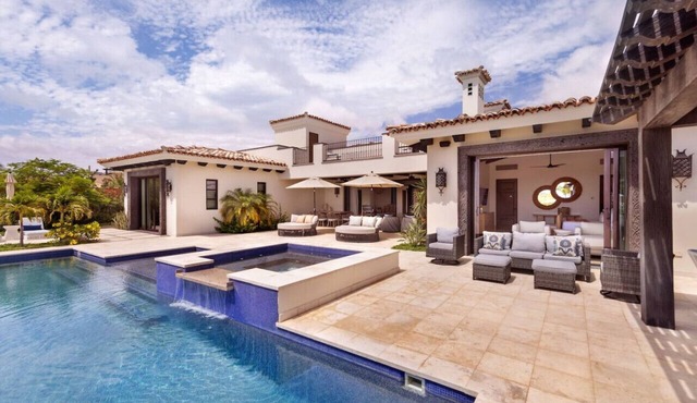 Luxurious 4BR Getaway with Free Airport Transfers!