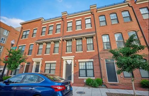 Luxurious 4BR home with parking & patio l Corporate & Extended Stays welcome l Fits 8-10