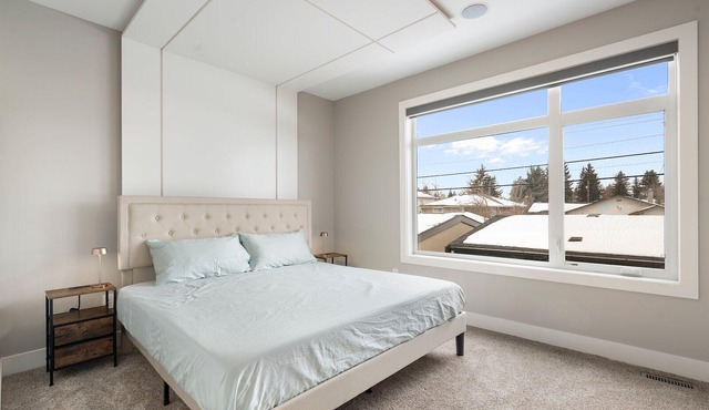 Luxurious 4BR Killarney Home |AC| Rooftop & Garage