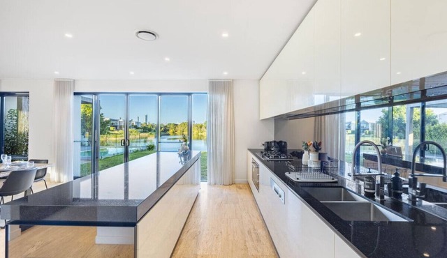 Luxurious 4BR Waterfront Retreat in Mermaid Waters