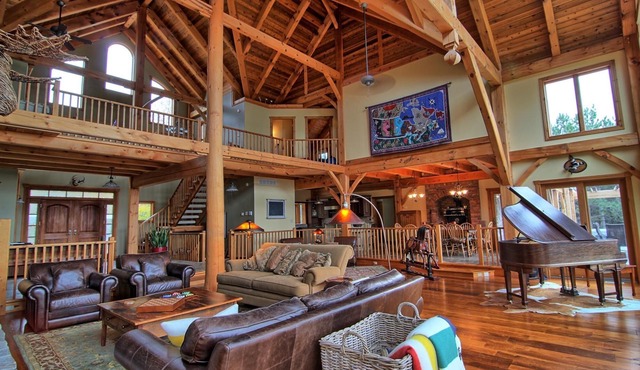 Luxurious 5 bdrm,4 bath farmhouse in Mulmur!4 Season Country Getaway!Swim & Ski!