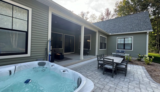 Luxurious 5 bdrm home w/private hot tub, free shuttle to Crystal Mountain!