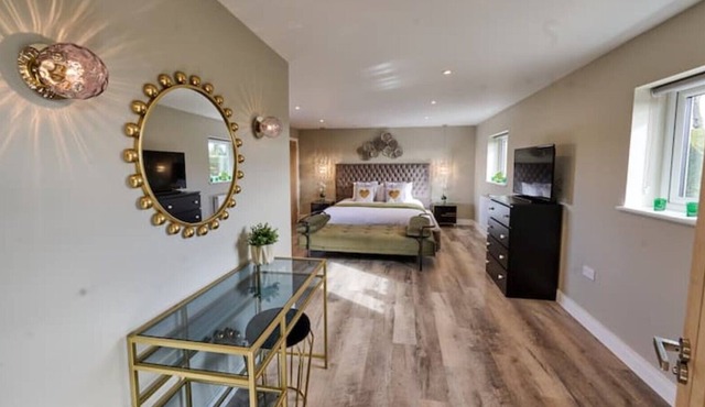 Luxurious 5-Bed House with Pool, Hot Tub & Parking