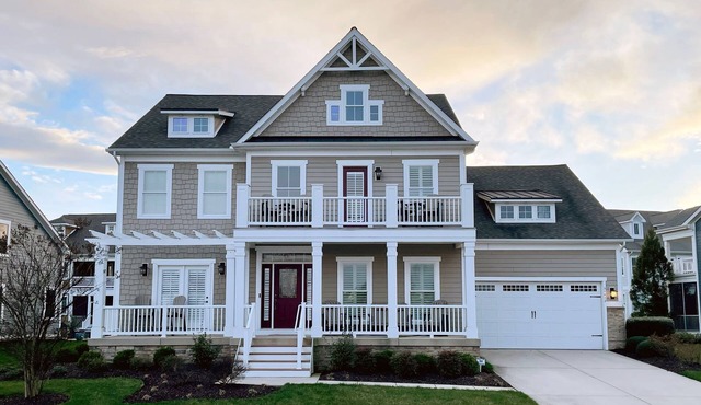 Luxurious 5-Bed Retreat: Steps to Pools & Sports Center, Near Beaches & Dining