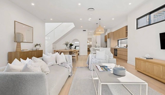 Luxurious 5 Bed Retreat + Pool near Gymea Village