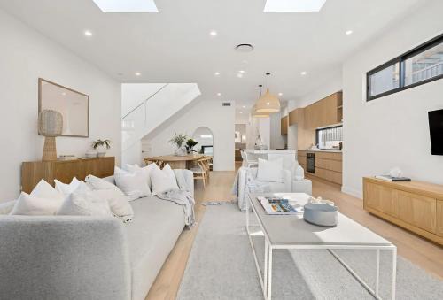 Luxurious 5 Bed Retreat with Pool near Gymea Village