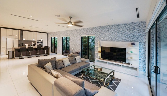 Luxurious 5-bedroom townhome in Las Olas walk to restaurants bars 5 min to Beach