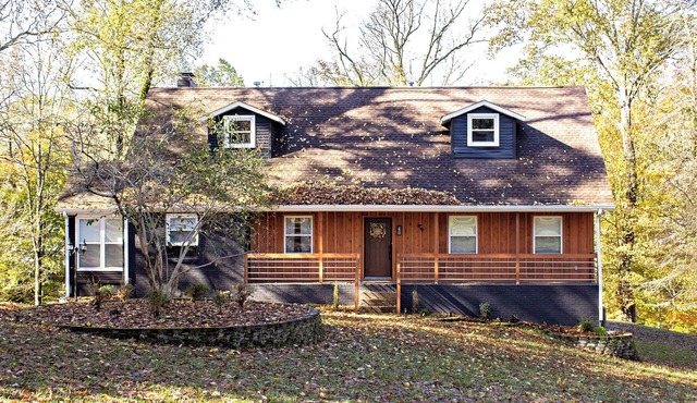 Luxurious 5-Bedroom Lakeside Retreat with Hot Tub, Fire Pit and Dolly Room