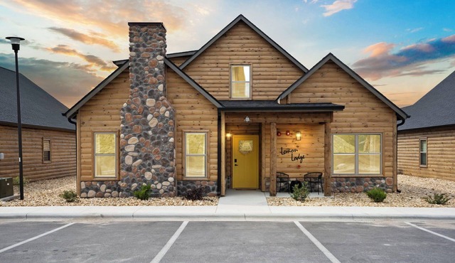 Luxurious 5-bedroom & 5 bath on suite cabin in Branson. Perfect for all ages.