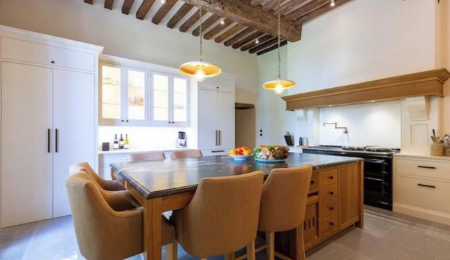 Luxurious 5-bedroom castle in peaceful Rayet with AC