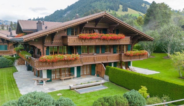 Luxurious 5 Bedroom Chalet With Modern Charm