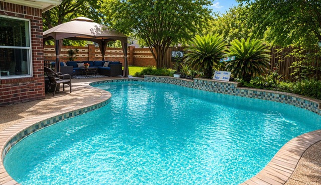 Luxurious 5-bedroom house with pool, grand piano and massage chair in Houston
