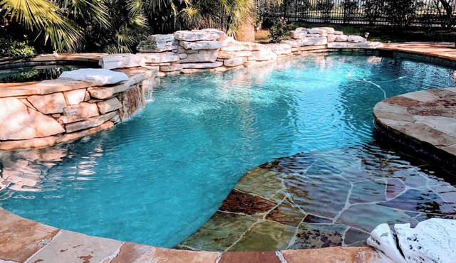 Luxurious 5-bedroom Rental with Pool, Hot Tub and Putting Green!