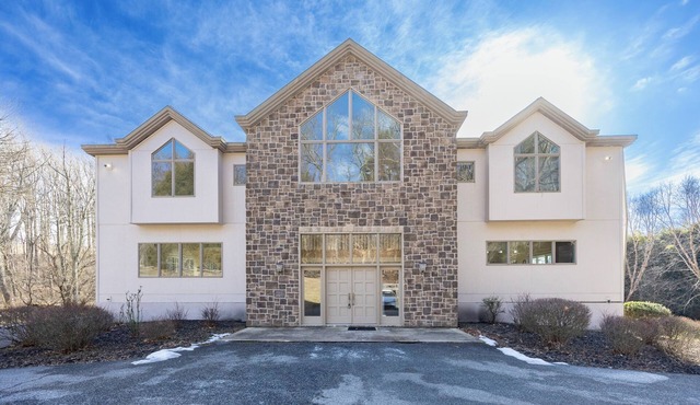 Luxurious 5-bedroom 5.5 bath house with AC, WiFi in charming Chadds Ford